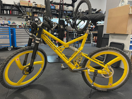 Porsche FS Evolution Mountainbike, Baujahr 1997 bis 2000, Votec-Modell in Gelb mit Upside-Down-Federgabel und Porsche-Logo