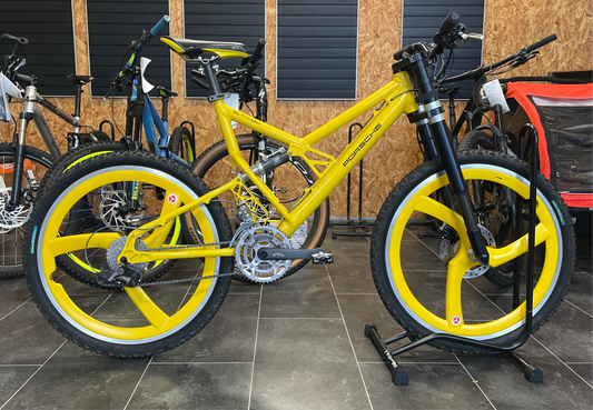 Porsche MTB FS Evolution im Showroom der Dämpferklinik aus dem Baujahr 1998. 